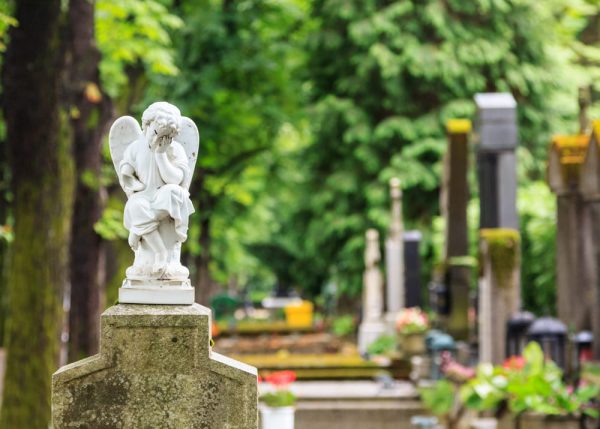 Значение бережного сохранения памяти о усопших родственниках и ухода за их могилами